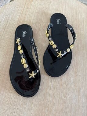 SHEIN Black Jelly Flip Sandals with Gold Sea Charms